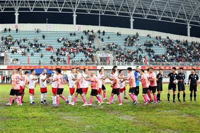 的欢呼声中, 贵州乡村足, 充分彰显 的欢呼声中, 贵州乡村足, 充分彰显